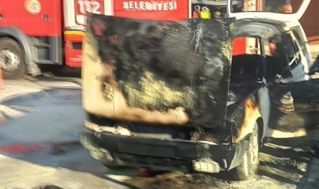 Hastane otoparkında yanan otomobil küle döndü