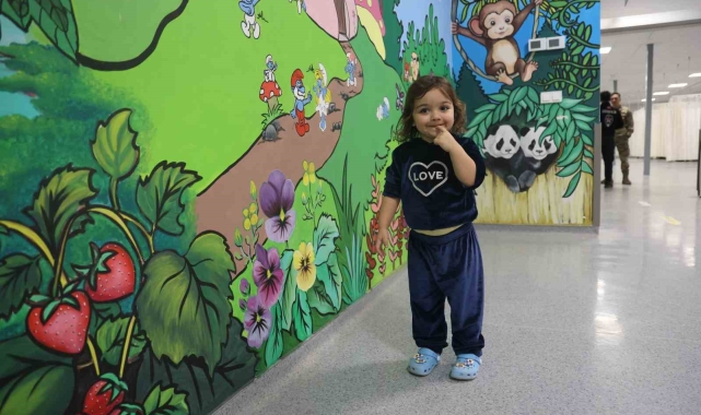 Hastaneye acıyla gelen çocukların yüzlerindeki üzüntüye duvarlara çizilen resimlerle son verildi