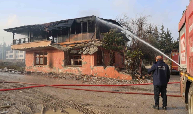Hatay&#039;da 2 katlı bina alevlere teslim oldu