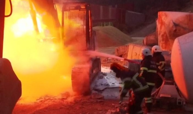 Hatay'da iş makinesi alevlere teslim oldu