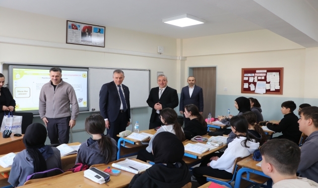 Havza'da "Tüketici Hakları" konulu resim yarışmasında birinci olan öğrenci ödülünü aldı
