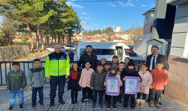 Havza'da uzman jandarmalara öğrenci ve muhtarlardan ziyaret