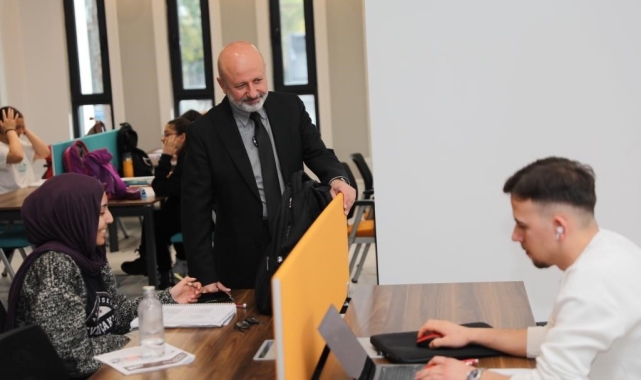 Hayalini kütüphanede gerçekleştiren Yiğithal'den Çolakbayrakdar'a teşekkür