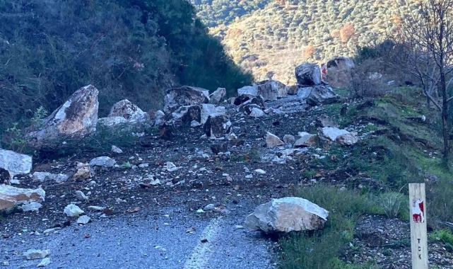Heyelan dolayısıyla kapanan yola ekipler sevk edildi