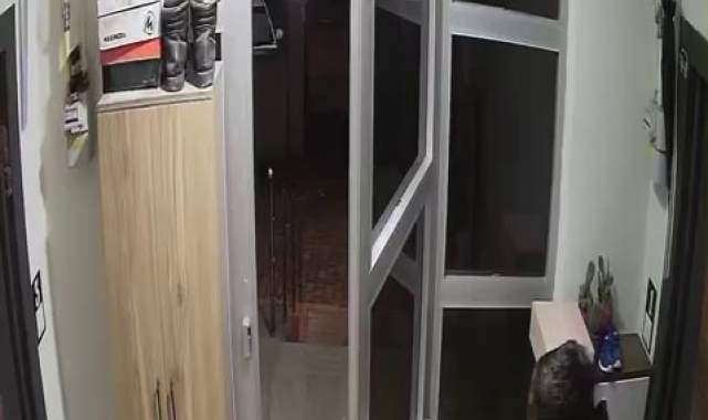 Hırsızlığın bu kadarı 'Pes' dedirtti: Mağazada alışveriş yapar gibi ayakkabı çaldılar