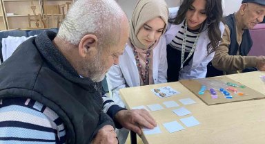 Huzurevindeki yaşlılar sosyal aktivitelerle vakit geçiriyor