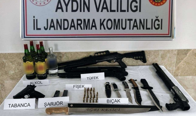 İki eğlence mekanında ruhsatsız silah ele geçirildi