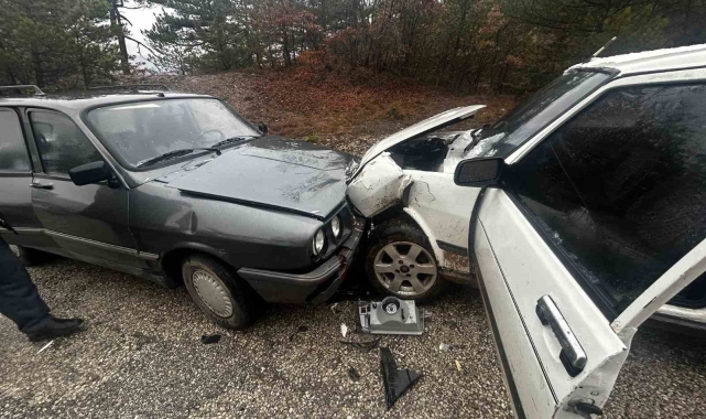 İki otomobil kafa kafaya çarpıştı: 2 yaralı