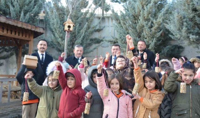 İlk ve ortaokul öğrencileri kuşlar için sıcak yuvalar hazırladı