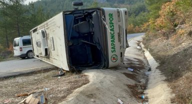 İlkokul öğrencilerini taşıyan midibüs devrildi: 7 öğrenci, 2 öğretmen ve şoför yaralandı