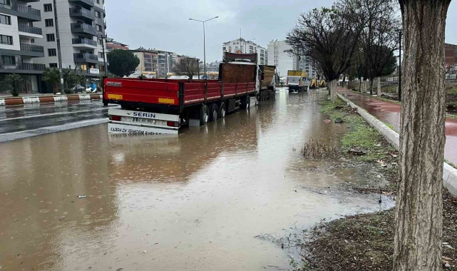 İncirliova'da karayolu göle döndü