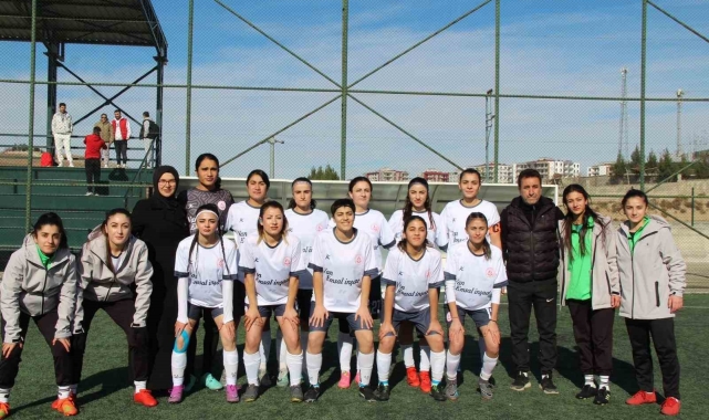 İş insanı Salih Karakaya, Ağrı Kadın Futbol Takımı'na forma sponsoru oldu