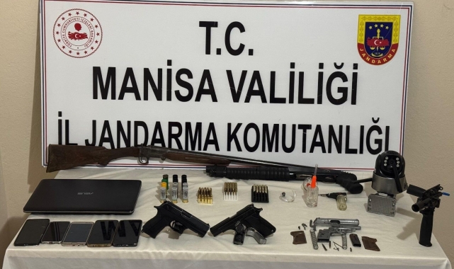İş yerine çok sayıda silah ve mühimmat ele geçirildi