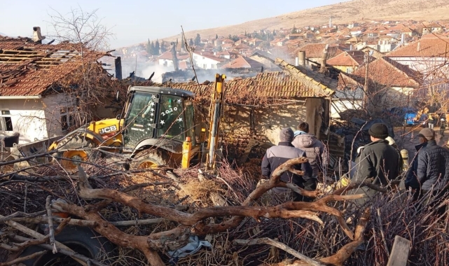 Isparta'da sabah saatlerinde çıkan yangın, iki evi küle çevirdi
