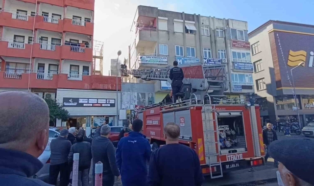 İtfaiye ekipleri ev yangınına balkondan girerek müdahale etti