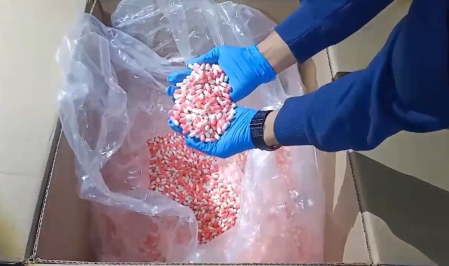 İzmir'de araçta uyuşturucuya 1 gözaltı