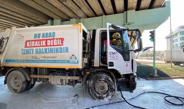 İzmit Belediyesi'nin çöp kamyonunda yangın çıktı