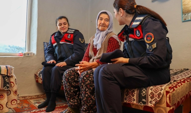 Jandarma personeli şehit ailesi ve yaşlı vatandaş ziyaret etti