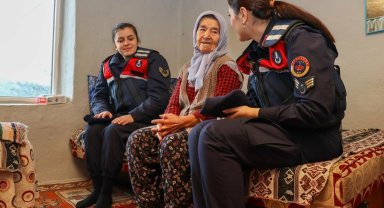 Jandarma personeli şehit ailesi ve yaşlı vatandaş ziyaret etti