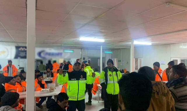 Jandarma trafik ekipleri kamyon sürücülerini bilgilendirdi