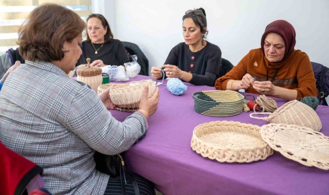 Kadınlar el işi kurslarında yeteneklerini keşfediyor