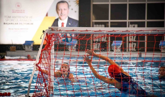 Kadınlar Türkiye Sutopu Şampiyonası Balıkesir'de başladı