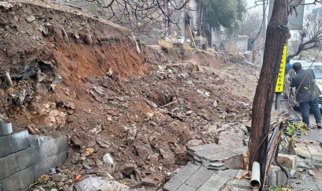 Kahramanmaraş&#039;ta istinat duvarı çöktü