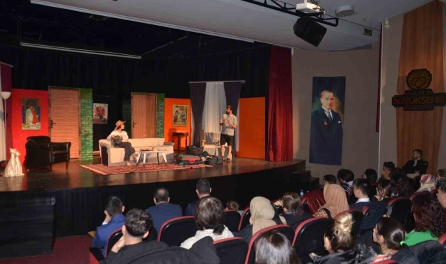 Kalbin Tek Arkadaşı" adlı tiyatro oyunu seyircilerle buluştu
