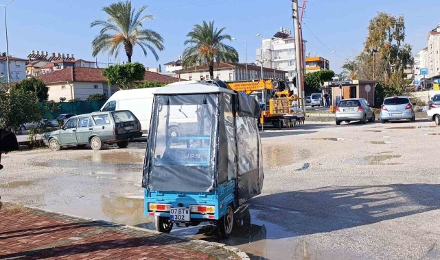 Kaldırıma çarpıp devrilen elektrikli bisikletin sürücüsü yaralandı