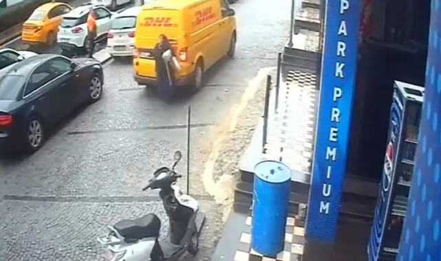 Kaldırımda geri manevra yapan ticari araç yayaya çarptı, o anlar kameraya yansıdı