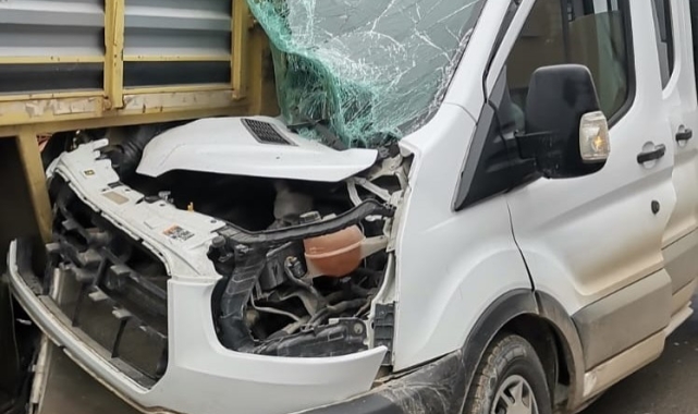 Kamyonet tırın dorsesine çarptı: 1 yaralı