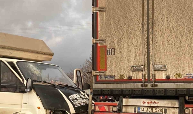 Kamyonet U dönüşü yapan tıra çarptı; 2 yaralı