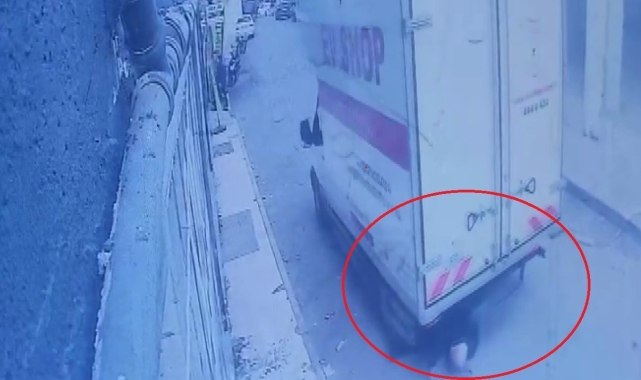 Kamyonetin yaşlı adamı ezdiği feci kaza kamerada