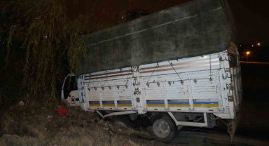 Kamyonetiyle kaza yaptı, yaralı arkadaşını da bırakıp kaçtı