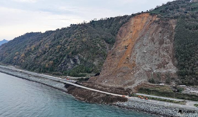 Kapanan Karadeniz Sahil Yolu'nda çalışmalar devam ediyor