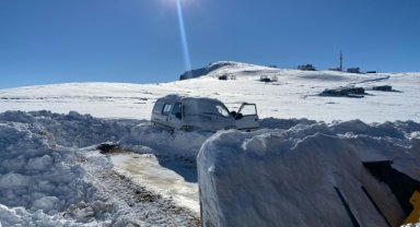 Kara saplanan minibüsüne belediye ekiplerinin yardımıyla ulaştı
