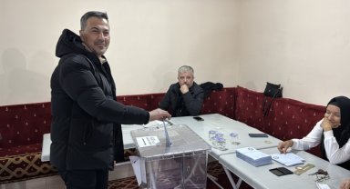 Karabük'te muhtarlık seçimi için vatandaşlar sandık başında