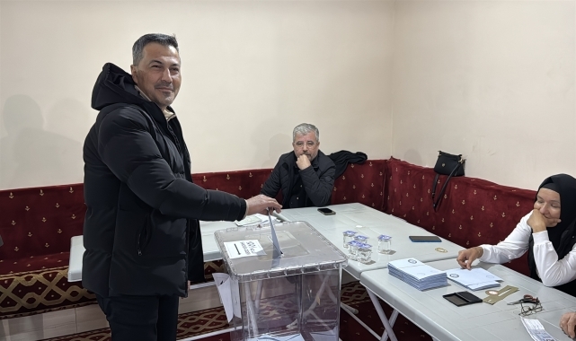 Karabük'te muhtarlık seçimi için vatandaşlar sandık başında