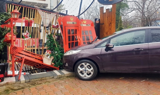 Karabük'te otomobilin restoranın bahçe girişine çarpması kamerada