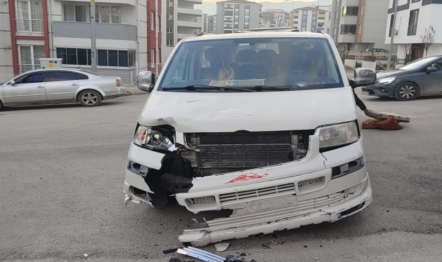 Karabük'te panelvanla çarpışan motosikletteki 2 kişinin yaralandığı kaza güvenlik kamerasında