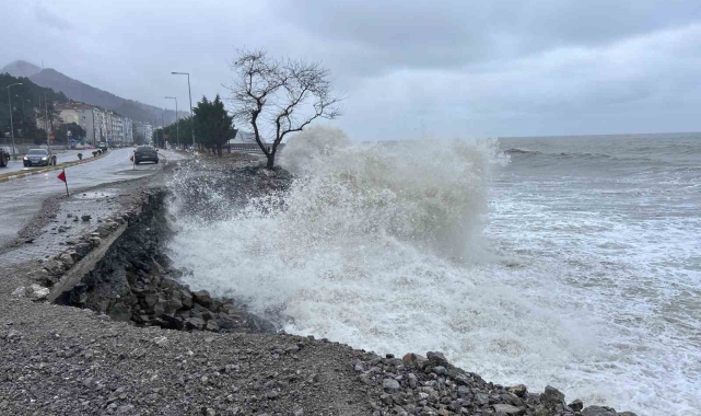 Karadeniz&#039;deki dev dalgalar, sahil yoluna zarar verdi