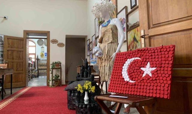 Karaman'da lise öğrencileri atıkları sanat eserine dönüştürdü