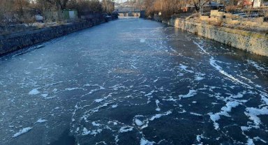 Kars eksi 12'yi gördü, her yer buz tuttu