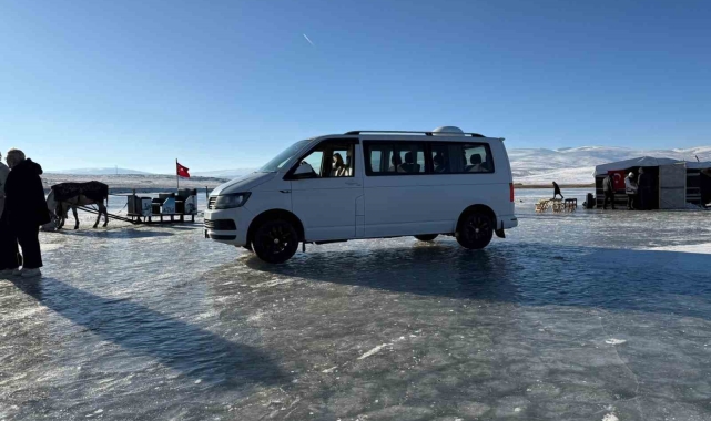 Karslı sürücü Çıldır Gölü üzerine 2 tonluk araçla çıktı