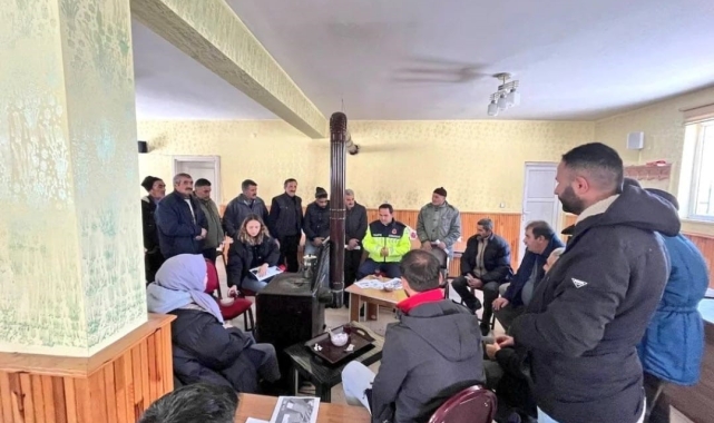 Kars'ta Jandarma, tarım aletleri için güvenlik işaretleri konusunda bilgilendirme yaptı