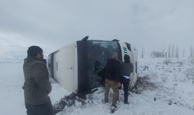 Kars'ta yolcu otobüsü devrildi: Çok sayıda yaralı var