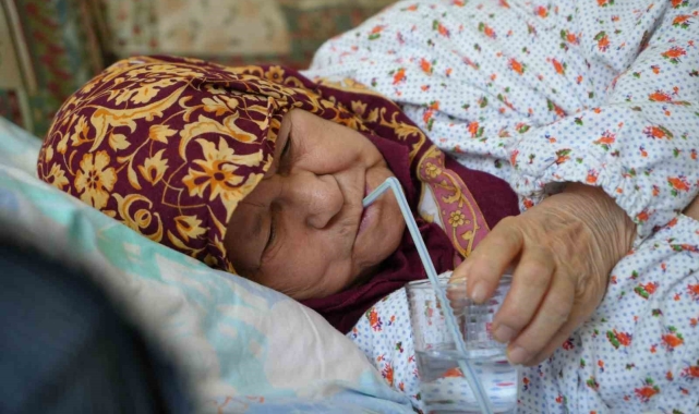 Kasisten hızlı geçen otobüsün içinde düştü: Pipetle besleniyor