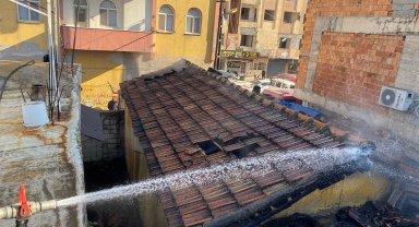 Kırıkhan'da metruk binada çıkan yangın söndürüldü