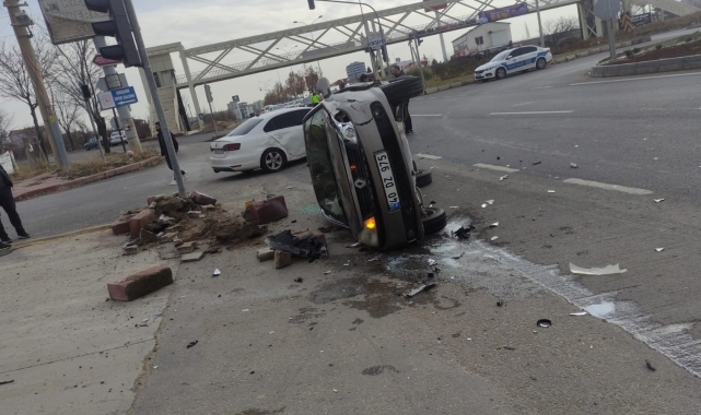 Kırşehir&#039;de 2 otomobil çarpıştı: 2 yaralı