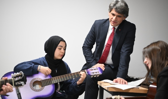 Kocaman'dan gençlere: "Asla pes etmemek sizi hayal ettiğiniz yere ulaştırır"
